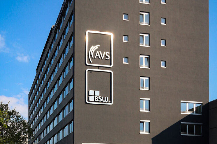 Außenansicht des Bürogebäudes der AVS Holding