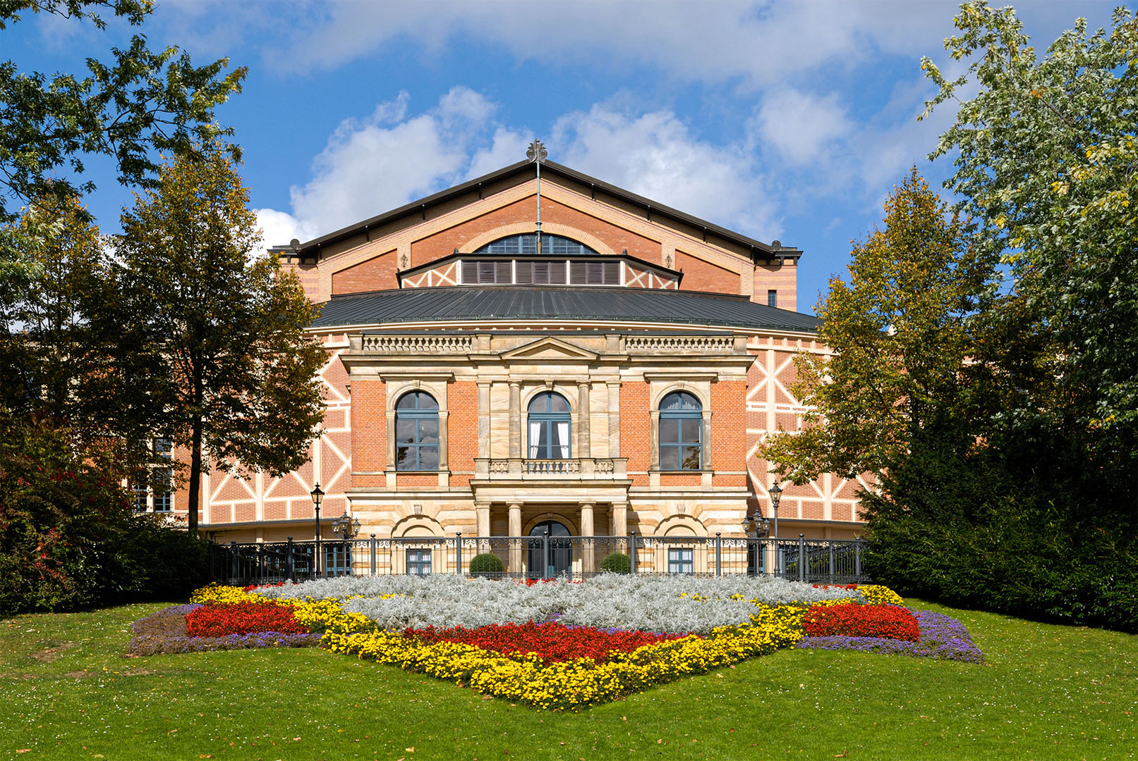 Das Bayreuther Festspielhaus ist das Wahrzeichen des Hauptsitzes der AVS Holding